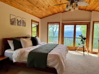 Moonshine Mtn Lodge ~ Stunning Mtn Views+Hot Tub+Gas Fire Table ~ Grill & WiFi! Hotels in Yancey County