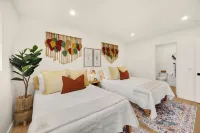 Charming Treehouse Retreat in Sierra Madre Hotels in Sierra Madre