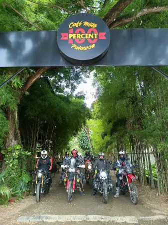 100% Cafe Moto Hostel Отели рядом с достопримечательностью «Палаван Уайлдлайф Рескью энд Консервейшен Сентер»