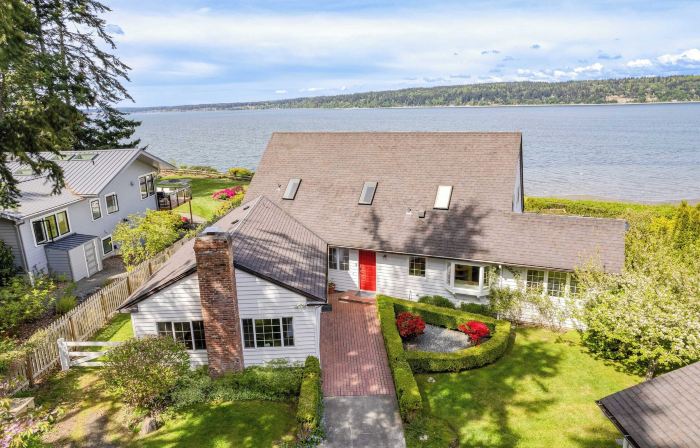 Colonial Bluff House Above the Sea by Avantstay