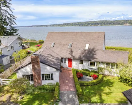 Colonial Bluff House Above the Sea by Avantstay Hotels in Langley
