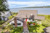 Colonial Bluff House Above the Sea by Avantstay