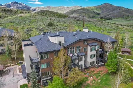 Hot Tub and Seasonal Pool with Stunning Amenities - Charming Retreat