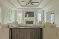 6-Bed Artistic Home with Game room Hotel a Harris County