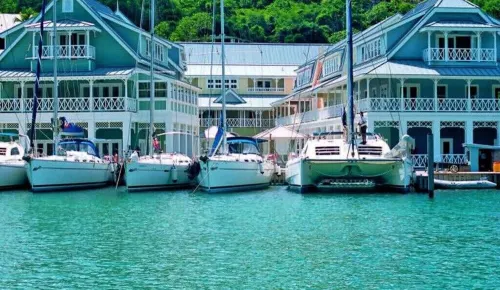 FABULOUS 1 BED APARTMENT IN MARIGOT MARINA, with free Zoetry Hotel access. Hotels in Soucis