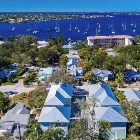 2Br First Floor. Walk to Downtown Stuart and Walk Riverfront Park.