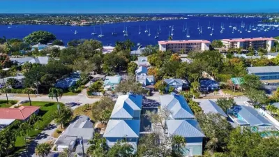 Luxe 2 Bedroom Retreat. 1 block from Inter coastal. Walk to riverfront park. Hotels near Ground Floor Farm