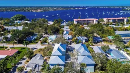 Luxe 2 Bedroom Retreat. 1 block from Inter coastal. Walk to riverfront park.