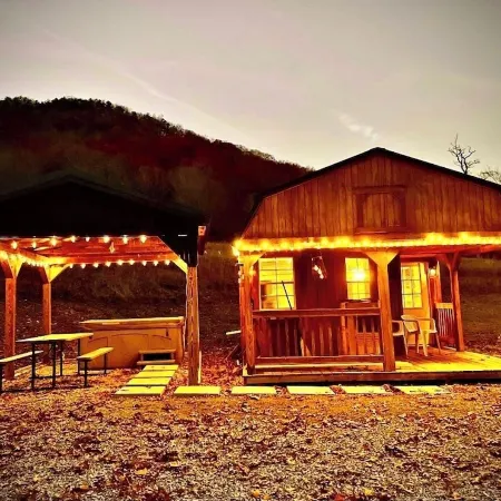 Cozy Tiny Cabin with Hot Tub, 3 Minutes to Seneca Rocks Park Entrance