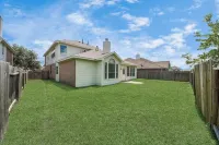 Stylish 6-bedroom house in serene Fresno with Pool access and lake walking trail 틸 룬 노스 공원 주변 호텔