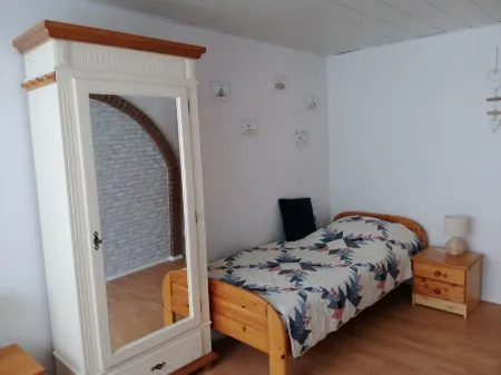 Neu Inseriert! Ferienwohnung Warfthuus in dem Wunderschönen Warftendorf Rysum Отели в г. Крумхёрн
