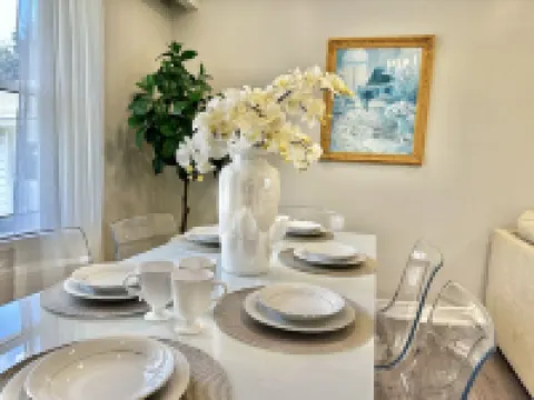 Four-seasons Serenity In The Heart of Oakville Close to Lake Ontario