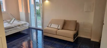 Rosemary studio apartment 20m from the free beach, ideal for a seaside getaway.