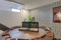 New 5BD Near UNL & DT - Poker Table & Games