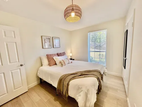 Perfectly located, newly renovated, charming 3 bedroom condo - 1 mi from campus