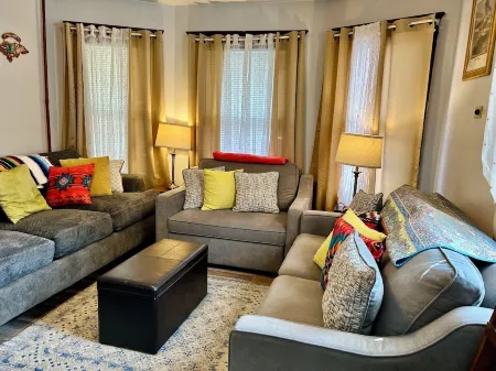 Cozy First Floor Apartment. Located in a quiet neighborhood. Отели в г. Чикопи