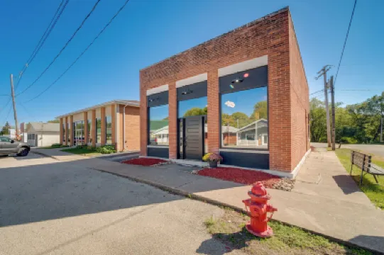 Idyllic Biggsville Vacation Rental: 10 Mi to River فنادق في 