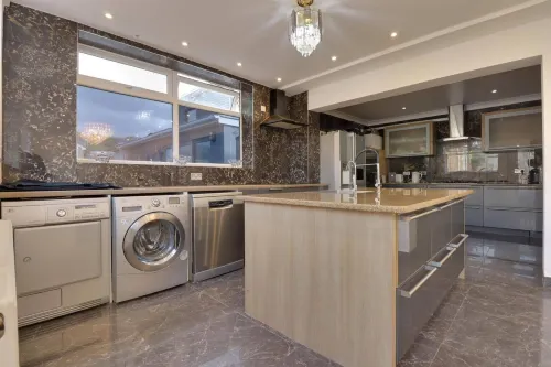 Luxurious West London Retreat With Hot Tubs Easy Access to Central London Hotels in Northolt