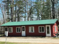 Charming Motel in Lovells 3 Bedroom 3 bath Full Kitchen feet away  AuSable River