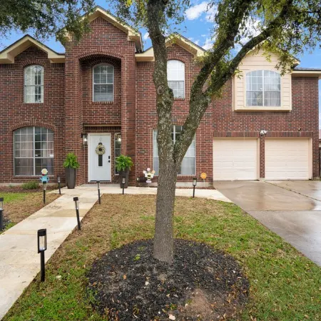 Spacious 4-bedroom house in charming Round Rock with WiFi, AC
