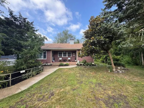 Cozy 4BR Lagoon Cottage, King Bed, Hot Tub, Game Room, Gym, Family Fun, kayaks Hotels in Brick