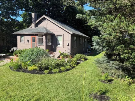 Charming 2-bedroom cottage with WiFi, AC in enjoyable Hampton BaysWaterview