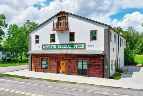 Historic General Store Stay- Balcony, games-Minutes to Blue Ridge & McCaysville!