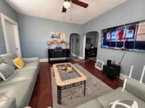 Charming Historic Home with 2 Queen Beds & Backyard in Fulton, IL Hotels in Whiteside County