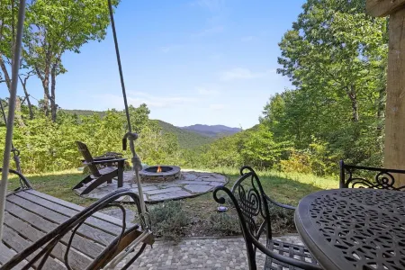Fairytale 3-bedroom cabin in lovely Black Mountain with Views, WiFi, Hot Tub