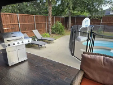 Spacious 5BR villa with backyard Oasis, Pool, Air hockey and high speed WiFi Hotels in Corinth