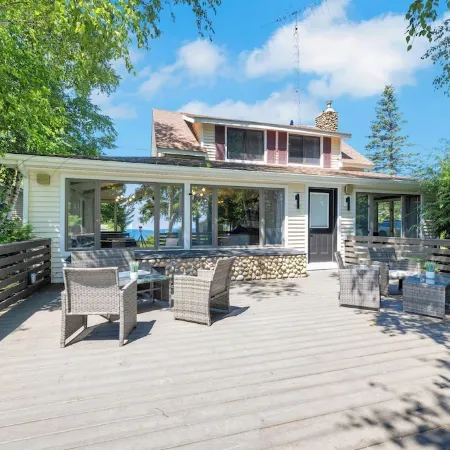 Perfect 5-bedroom house with private beach, indoor pool, in charming Carsonville