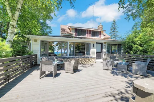 Perfect 5-bedroom house with private beach, indoor pool, in charming Carsonville