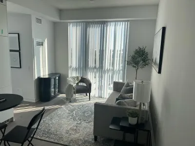 COZY 2 BEDROOMS PLUS ONE FULL BATH IN THE NEW DOWNTOWN VAUGHAN, MINS FROM SUBWAY 鄰近Kortright Centre for Conservation的酒店
