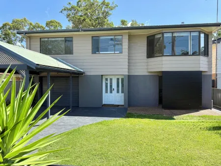 Large Lakefront House on Lake Macquarie with Kayaks, Kids Toys and Dog Door Отели в г. Caves Beach