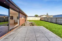 Family home with Game zone and Outdoor fireplace, Sleeps 10. Hotels in Bell Block