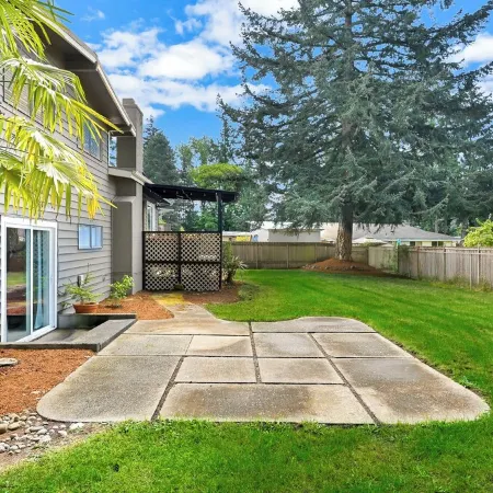 Spacious 5BR Retreat w/ Sunshine & Lush Green near Bellevue, Seattle and Airport