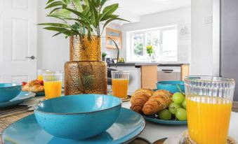 Spacious 3-Bed House with Car Park Near Heathrow