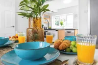Spacious 3-Bed House with Car Park Near Heathrow فنادق في هونسلو