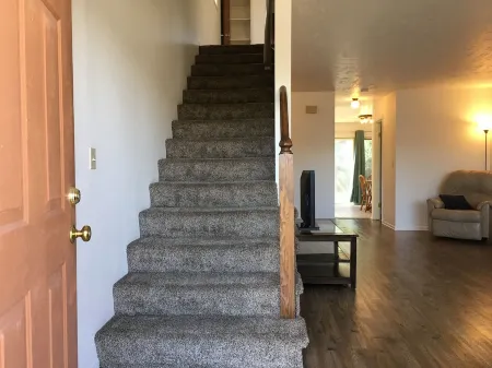 1,800sf 3 Stories with 8 beds townhome