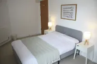 Spacious 2 Bed 2 Bath Apartment - Gatwick 10 min away!