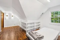 Upscale Mid-Century Charmer! 3-bdrm house w/AC and fitness room in Springfield