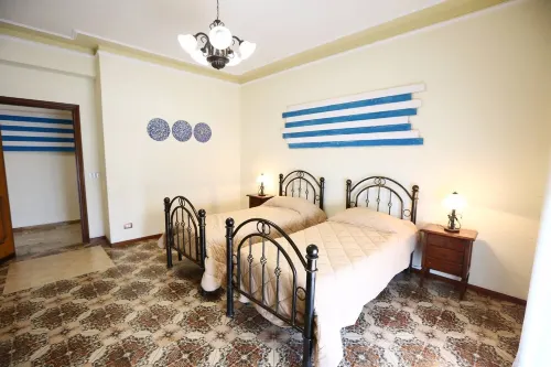 Apartment in the center: 5 bedrooms; 10 beds; 3 bathrooms