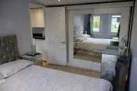Modern cabin in residential area near 2 train stations with mainlines to London Hotels in Orpington