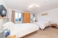 Dundarragh Lodge, Stunning North Coast Villa With River Views & Hot Tub For 20+ Hotels in Coleraine