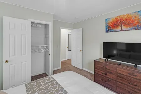 MSU area, 65in TV, elevated deck, pers welcome