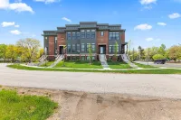 Upscale 4BR Townhome – Walk to Shops & The Monon!