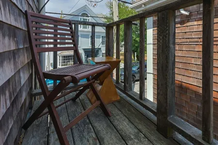 1 Bedroom / Beach Access & Sun Deck Отели рядом с достопримечательностью «Рейс Пойнт Бич»