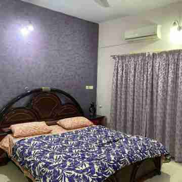 Charming 3-BR Haven with WiFi, AC in Central Karachi Rooms