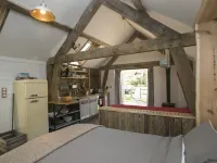 隱於森林空地並配有木柴加熱熱水浴缸的恬靜原木小屋 威爾漢姆酒店