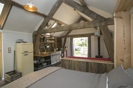 Idyllic Log Cabin with Log-fired Hot Tub nestled in a Forest Clearing Отели рядом с достопримечательностью «Замок Корф»